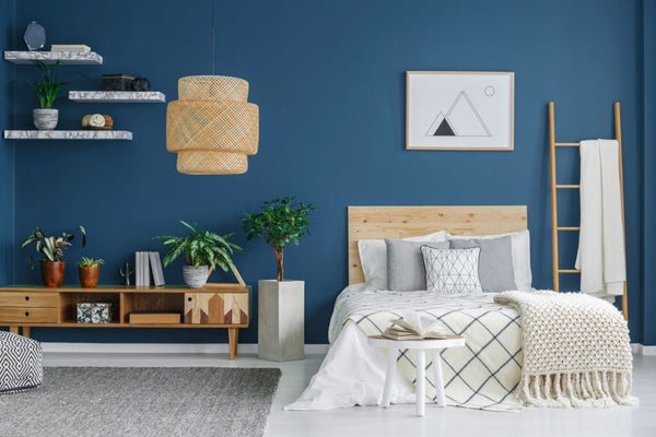 what color bed sheets go with blue walls