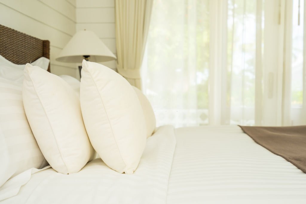 what color sheets go with ivory comforter