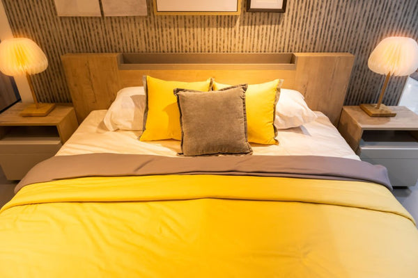 what color sheets go with yellow comforter