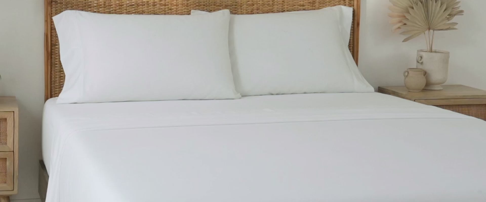 Load video: Signature Egyptian Sateen Sheet Set - California Design Den